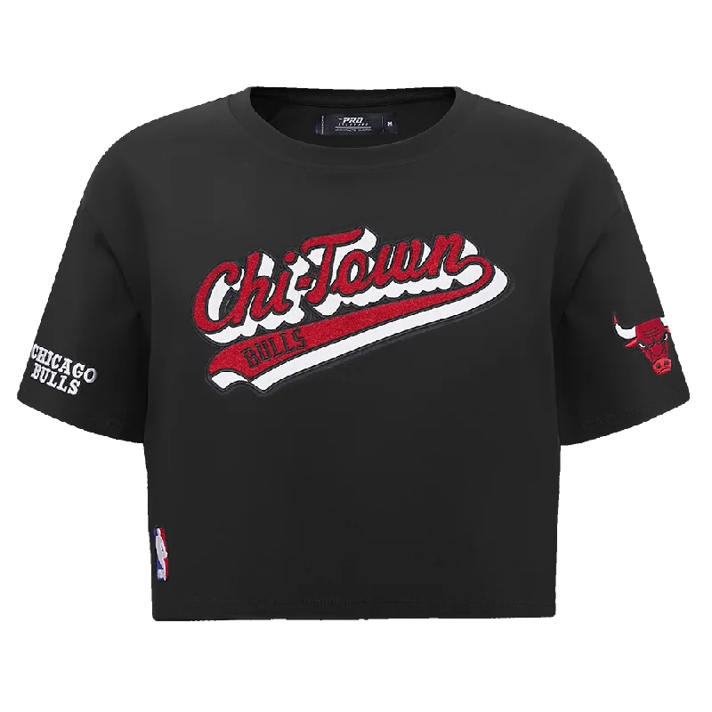 NBA CHICAGO BULLS SCRIPT TAIL WOMEN'S SJ BOXY TEE (BLACK) Lace Blend Ribbed Blend Corduroy Blend NBA CHICAGO BULLS SCRIPT TAIL WOMEN'S SJ BOXY TEE (BLACK) Lace Blend Ribbed Blend Corduroy Blend