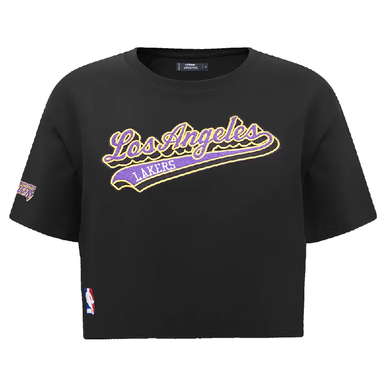 NBA LOS ANGELES LAKERS SCRIPT TAIL WOMEN'S SJ BOXY TEE (BLACK) Hooded Caped Shawl Collar NBA LOS ANGELES LAKERS SCRIPT TAIL WOMEN'S SJ BOXY TEE (BLACK) Hooded Caped Shawl Collar