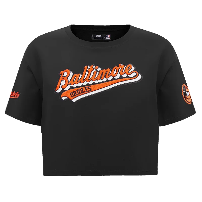MLB BALTIMORE ORIOLES SCRIPT TAIL WOMEN'S SJ BOXY TEE (BLACK) Embroidered Appliqued Beaded