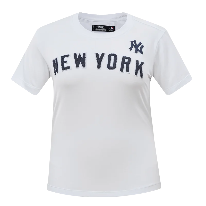 MLB NEW YORK YANKEES CLASSIC WOMEN'S SJ SLIM FIT TEE (WHITE) Welt Pockets Slit Pockets Flap Pockets MLB NEW YORK YANKEES CLASSIC WOMEN'S SJ SLIM FIT TEE (WHITE) Welt Pockets Slit Pockets Flap Pockets
